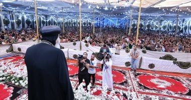 الآلاف من منطقة العصافرة بالإسكندرية يستقبلون البابا تواضروس بالزغاريد