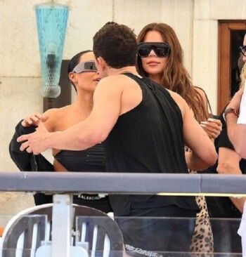 قبلة مفاجئة بين أورلاندو بلوم وكيم كارداشيان تشعل التكهنات