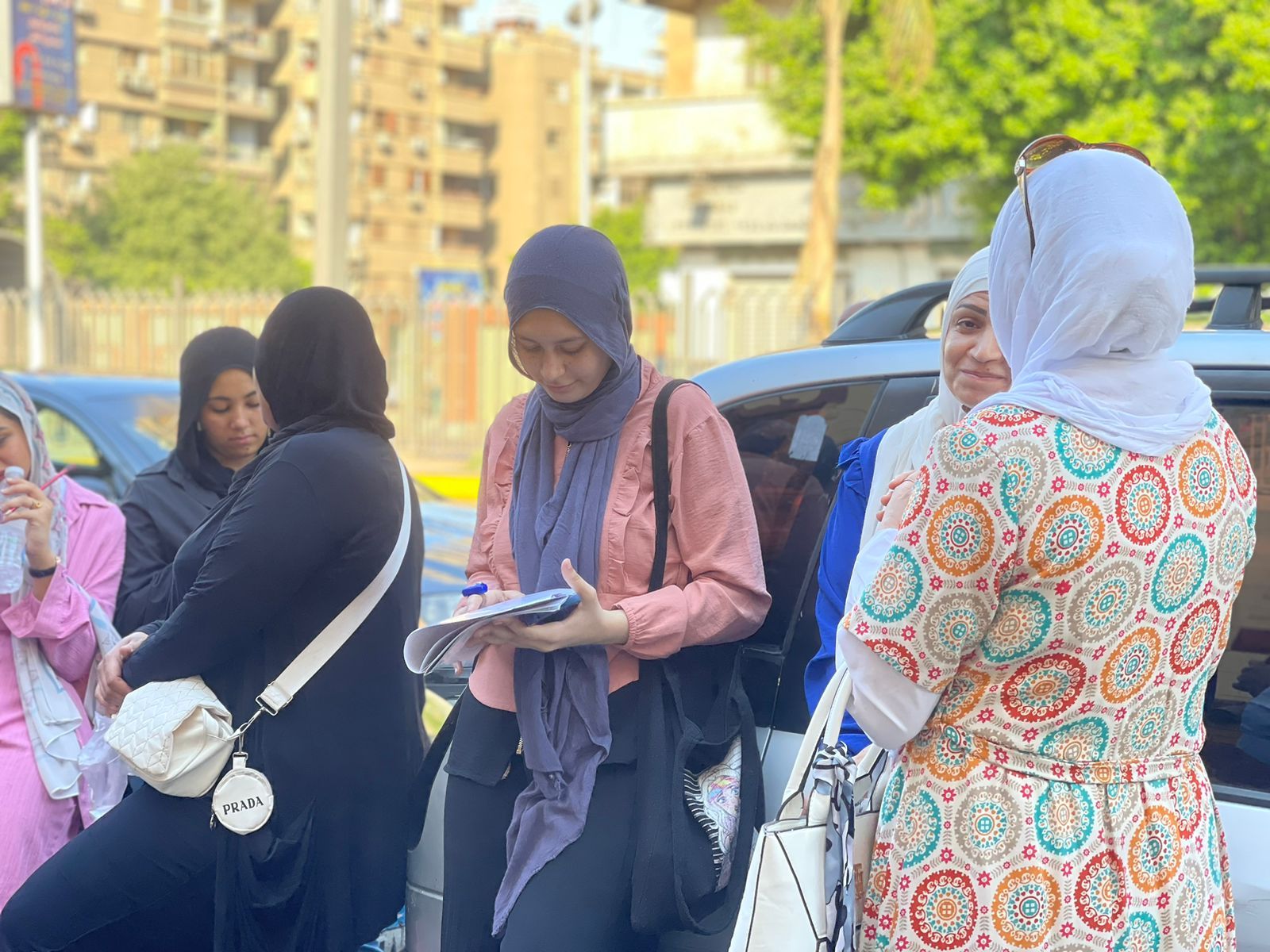 تفتيش دقيق لطلاب الثانوية العامة قبل دخول لجان الفيزياء والتاريخ.. صور