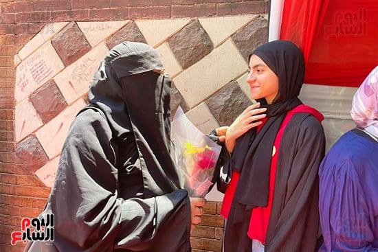 أولياء الأمور فى الجيزة ينتظرون أبناءهم أمام لجان الثانوية العامة بالورود.. صور