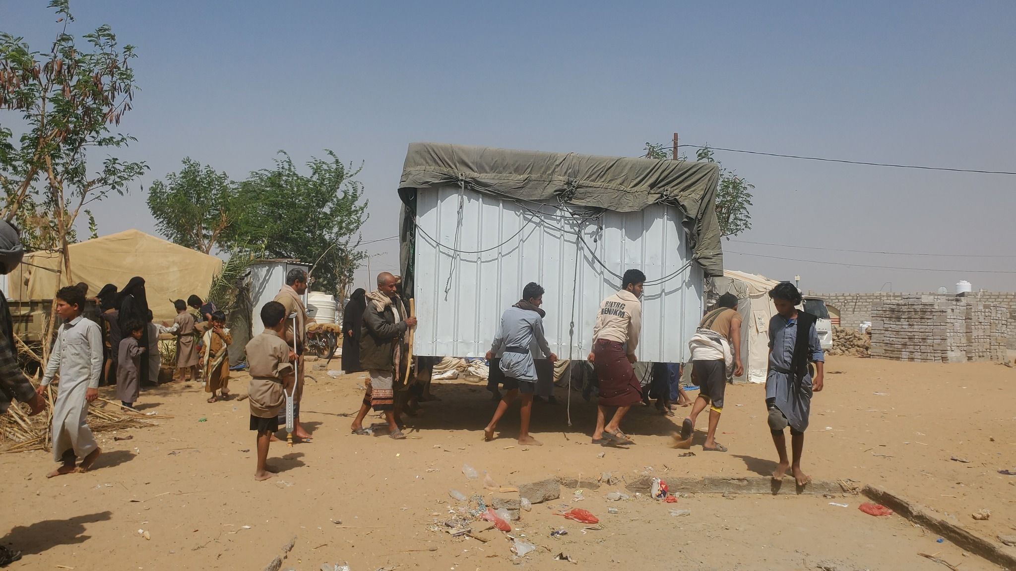 مأرب.. إخلاء عشرات خيام النازحين بمنطقة "العرق" دون تدخل إنساني