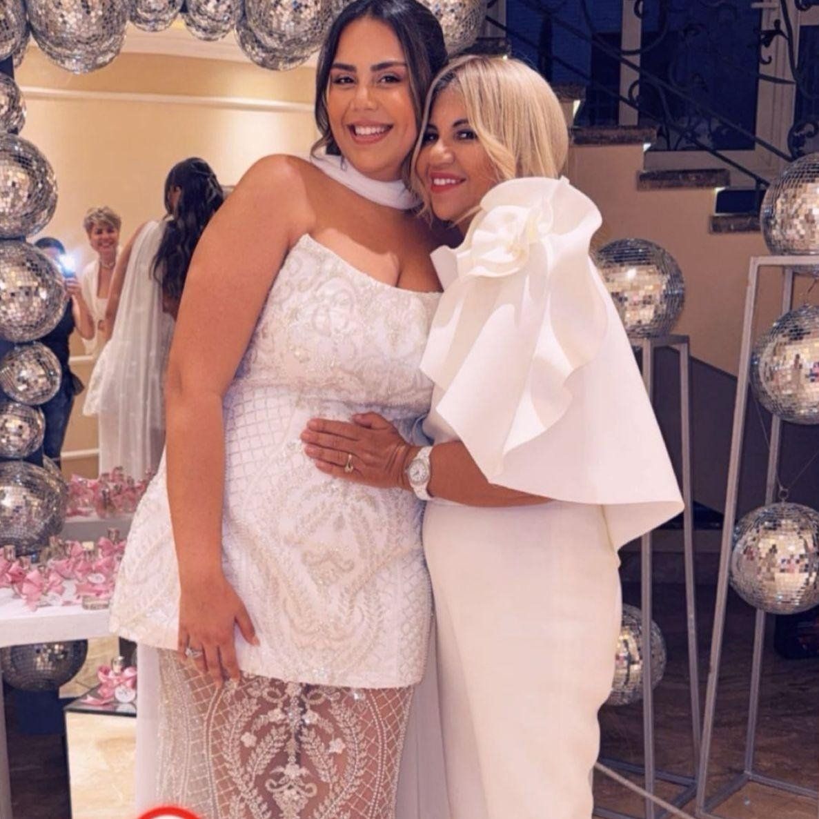 مفيدة شيحة تحتفل بحنة ابنتها منة الله استعدادا لزفافها.. صور