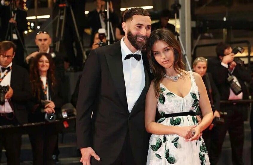 بعد ظهورهما معا.. كريم بنزيما يعلن موعد زواجه من صديقته المشهورة