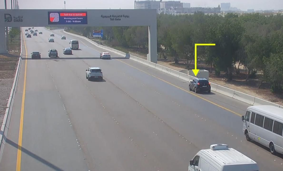 الامارات | شرطة أبوظبي تحذّر من السلوكيات الخطرة عند بوابة "درب" للتعرفة المرورية