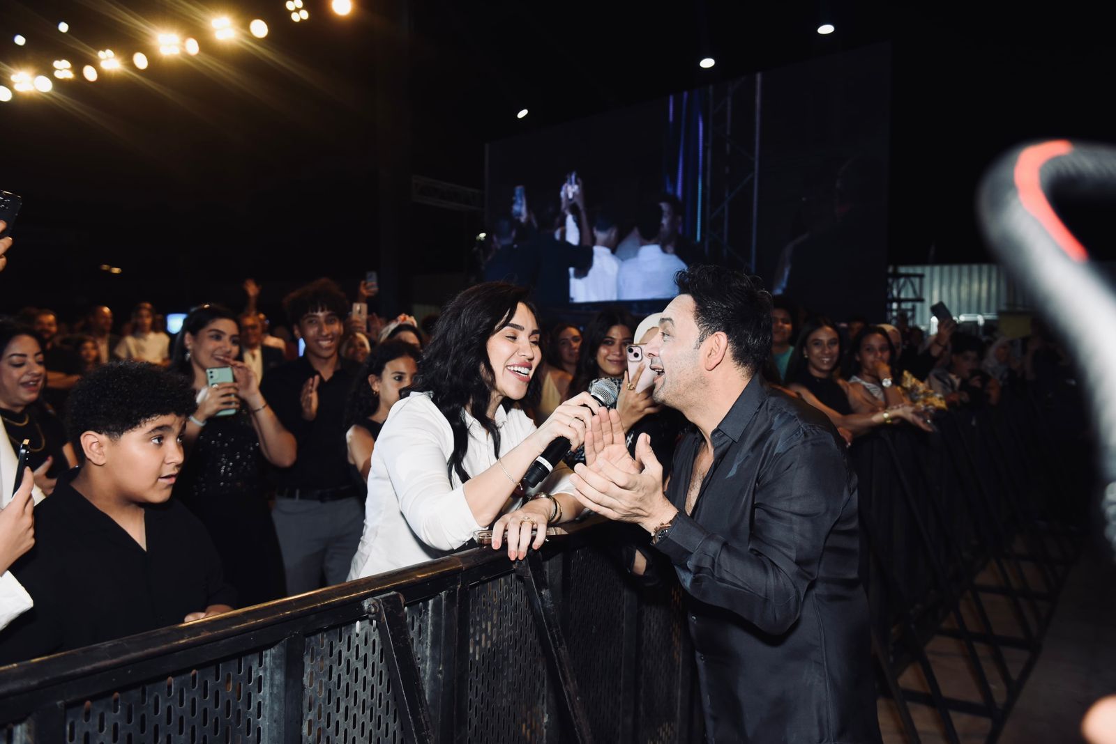 مصطفى قمر يتألق فى حفل غنائى كامل العدد ومى فاروق والعمروسى بين الجمهور