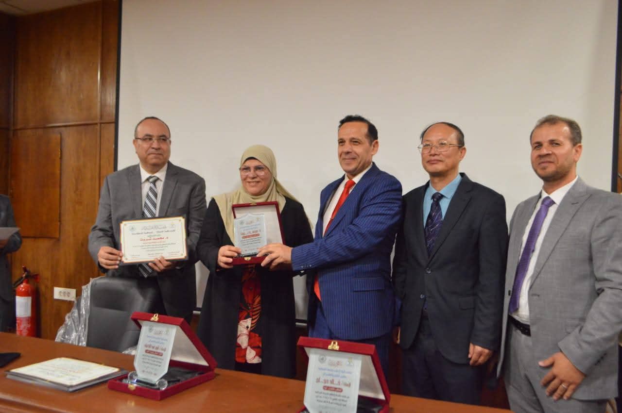 محمد ثروت يناقش مشروعات تخرج طلاب قسم الصحافة بجامعة المنوفية.. صور