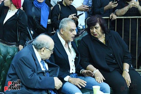 تامر عبد المنعم يستقبل عزاء والده.. زينة وخالد سرحان وأحمد موسى أول الحضور