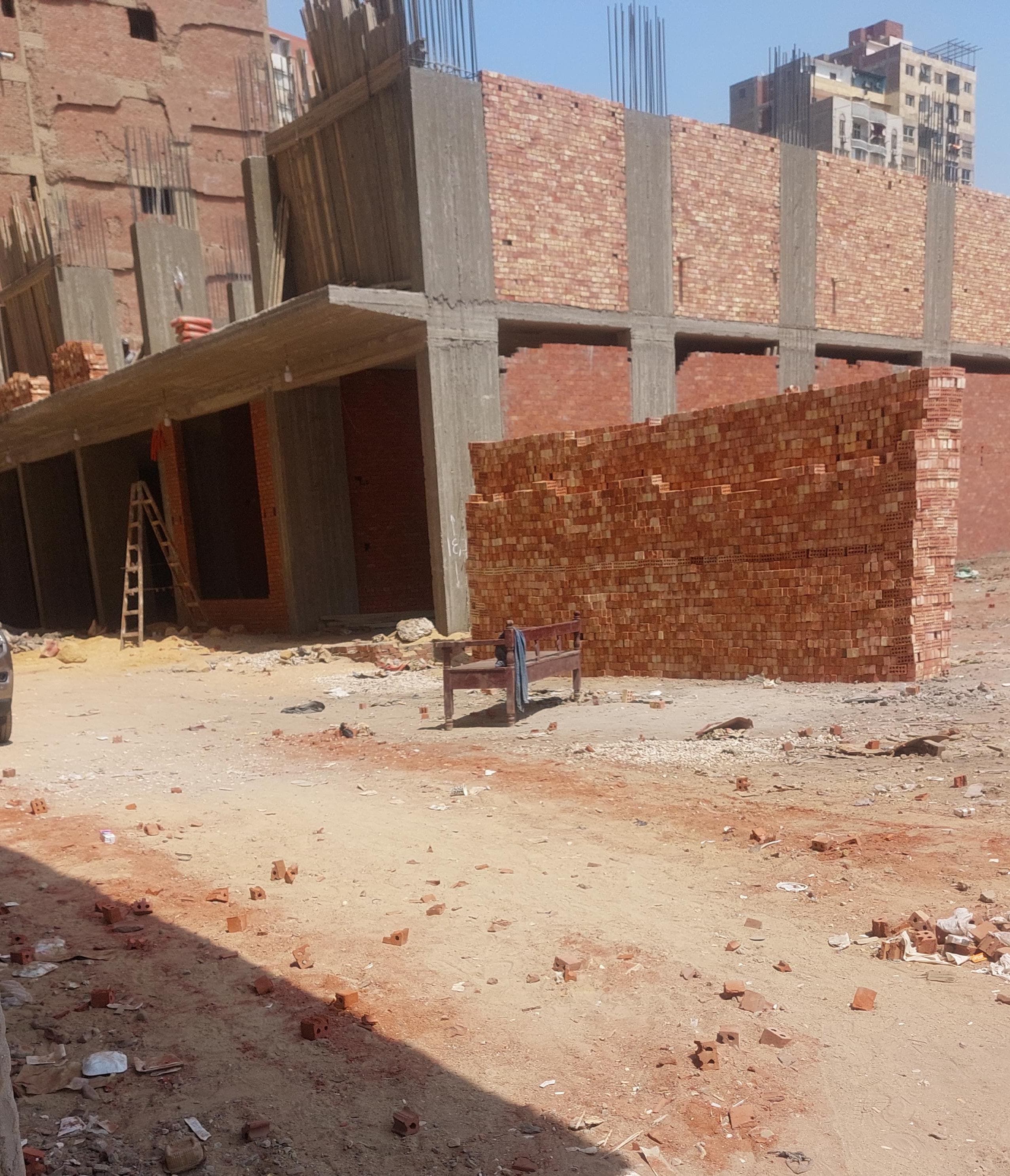 أهالى دار السلام يشكون من بناء مخالف بنزلة أندريا.. صور