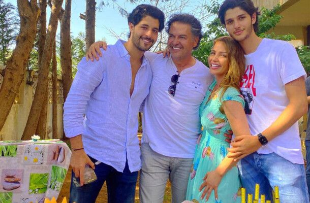 زوجة راغب علامة تبدو بعمر ولديها لؤي وخالد بأحدث ظهور لهم