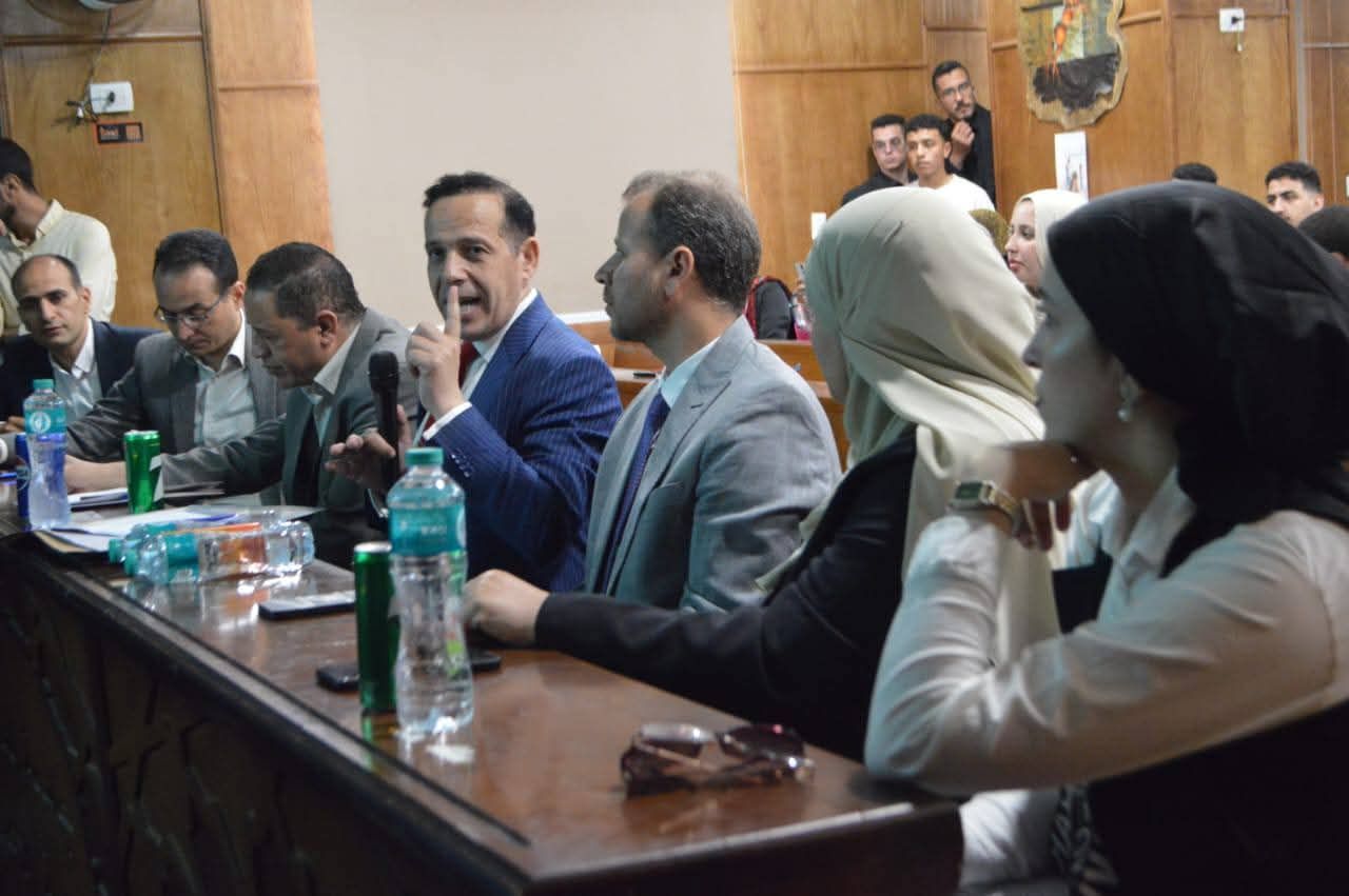 محمد ثروت يناقش مشروعات تخرج طلاب قسم الصحافة بجامعة المنوفية.. صور