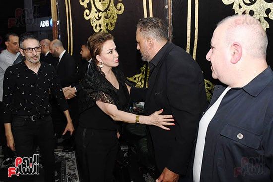 تامر عبد المنعم يستقبل عزاء والده.. زينة وخالد سرحان وأحمد موسى أول الحضور
