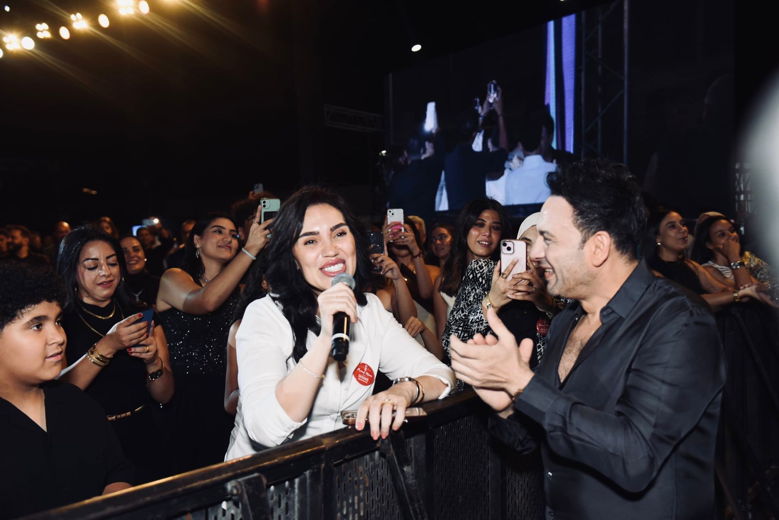 مصطفى قمر يتألق فى حفل غنائى كامل العدد ومى فاروق والعمروسى بين الجمهور