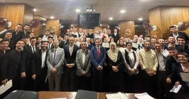 محمد ثروت يناقش مشروعات تخرج طلاب قسم الصحافة بجامعة المنوفية.. صور