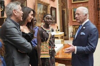 الإبتسامة على الوجوه خلال لقاء جورج وأمل كلوني مع الملك تشارلز الثالث