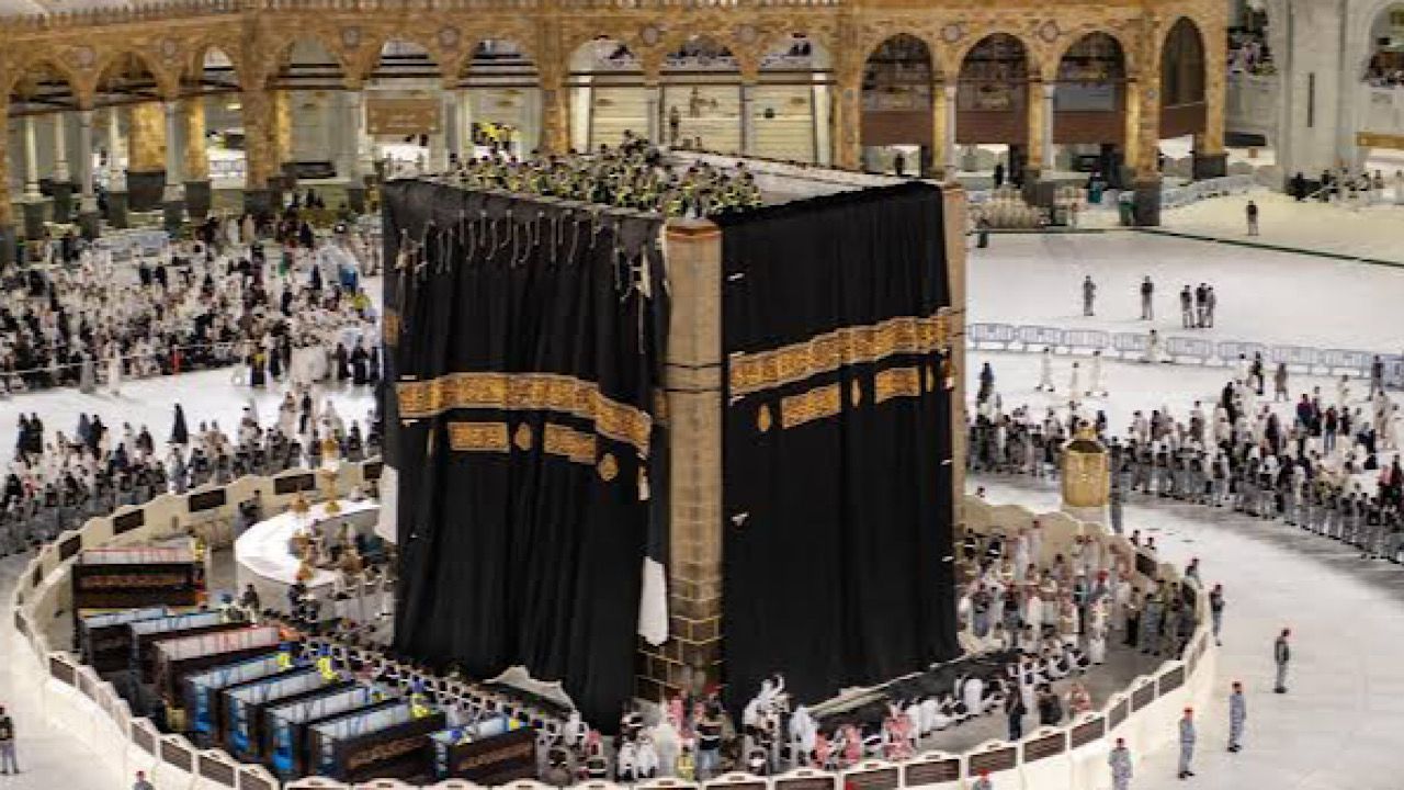 هيئة العناية بالحرمين: الانتهاء من مراسم تغيير كسوة الكعبة المشرفة في وقتٍ قياسي باستخدام عوامل فنية وتنظيمية مبتكرة