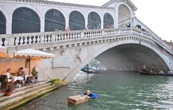 الإحتجاجات تتزايد على زفاف جيف بيزوس في البندقية..هذه المرة بطريقة مختلفة!