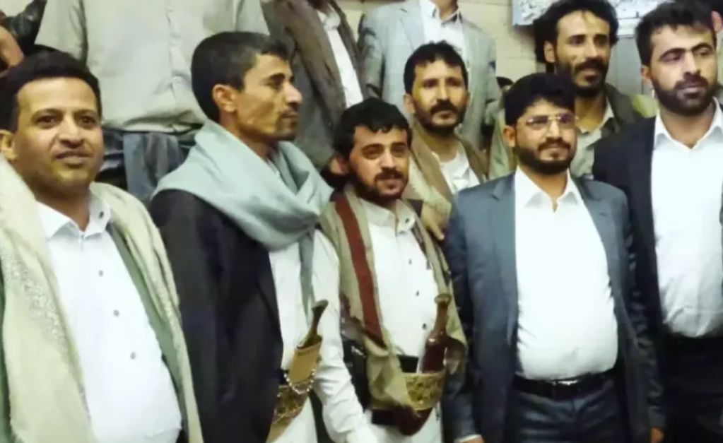 عاجل : احتجاز قيادات بارزة من جماعة الحوثي وإخضاعها للإقامة الجبرية "توتر أمني خطير في صنعاء"