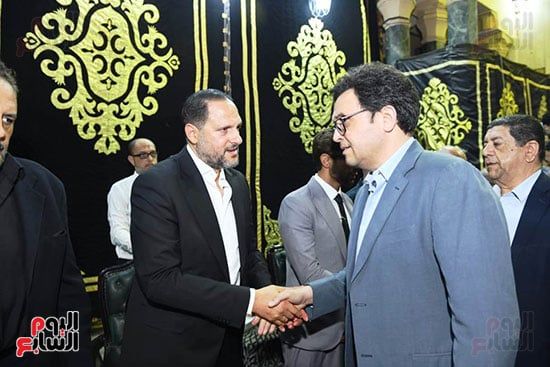 تامر عبد المنعم يستقبل عزاء والده.. زينة وخالد سرحان وأحمد موسى أول الحضور