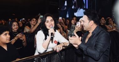 مصطفى قمر يتألق فى حفل غنائى كامل العدد ومى فاروق والعمروسى بين الجمهور