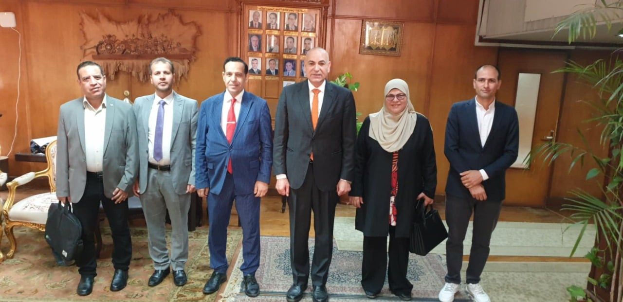 محمد ثروت يناقش مشروعات تخرج طلاب قسم الصحافة بجامعة المنوفية.. صور