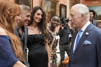 الإبتسامة على الوجوه خلال لقاء جورج وأمل كلوني مع الملك تشارلز الثالث