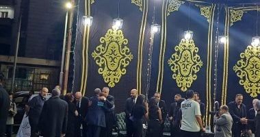 تامر عبد المنعم يستقبل عزاء والده.. زينة وخالد سرحان وأحمد موسى أول الحضور