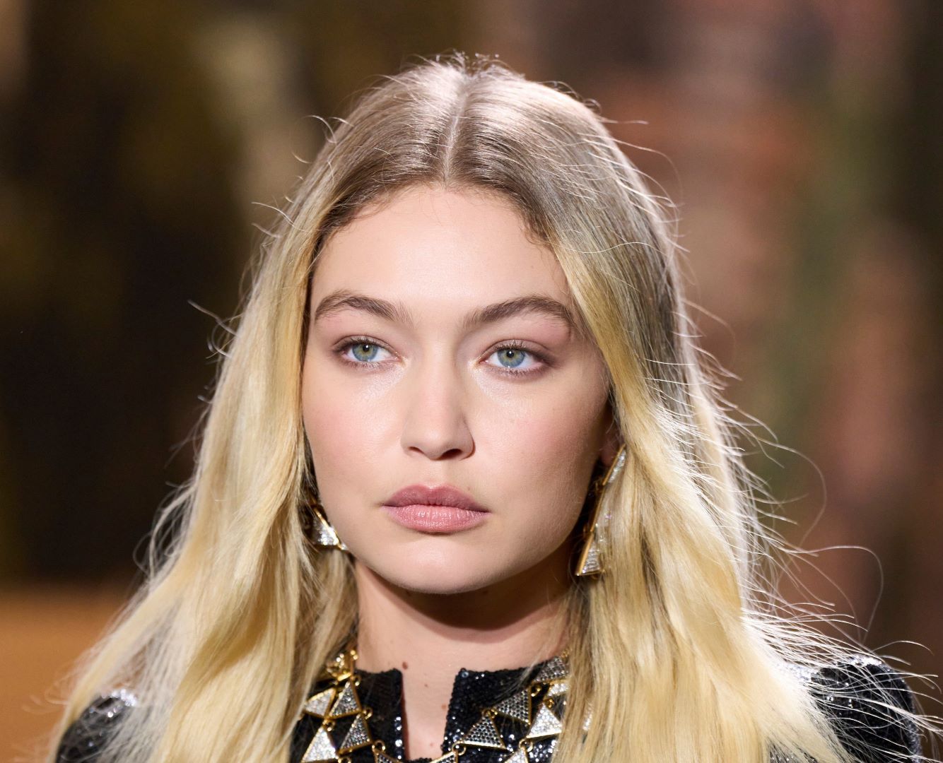 أجدد رسمات الحواجب البنية.. 10 أشكال تمنحك إطلالة عصرية جذابة