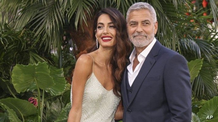 الإبتسامة على الوجوه خلال لقاء جورج وأمل كلوني مع الملك تشارلز الثالث