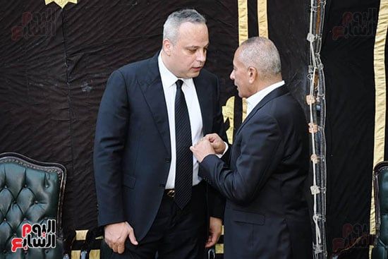 تامر عبد المنعم يستقبل عزاء والده.. زينة وخالد سرحان وأحمد موسى أول الحضور