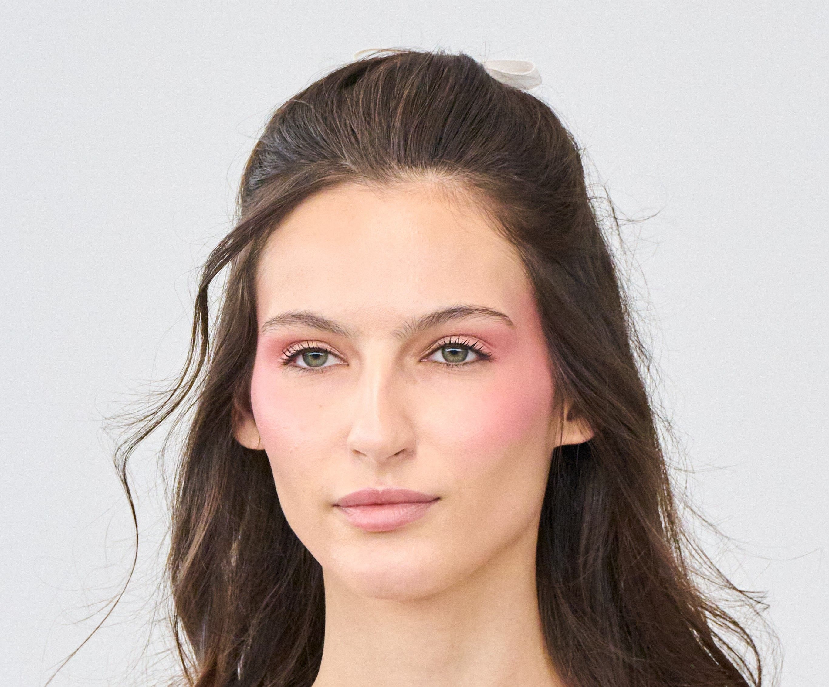 أجدد رسمات الحواجب البنية.. 10 أشكال تمنحك إطلالة عصرية جذابة