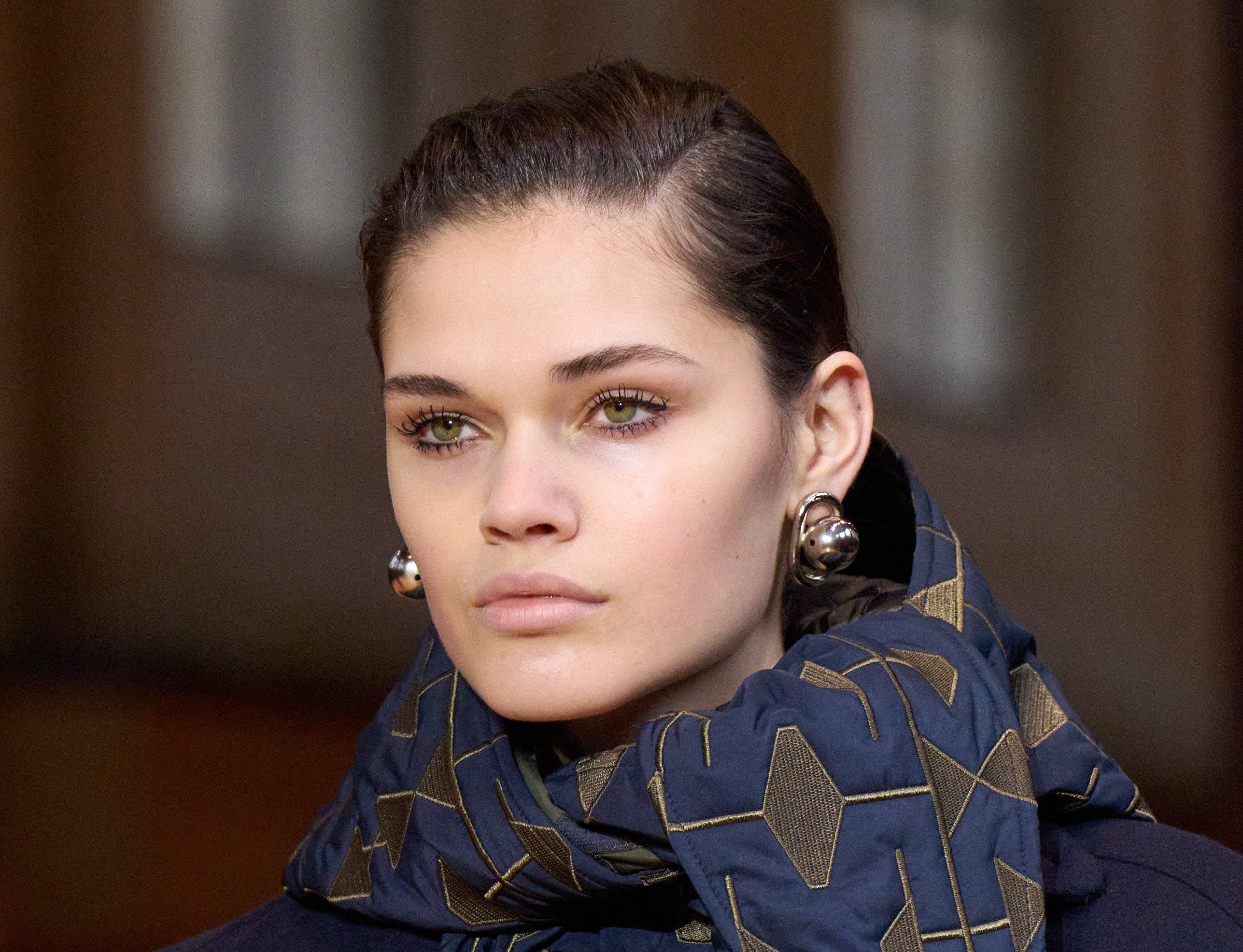 أجدد رسمات الحواجب البنية.. 10 أشكال تمنحك إطلالة عصرية جذابة