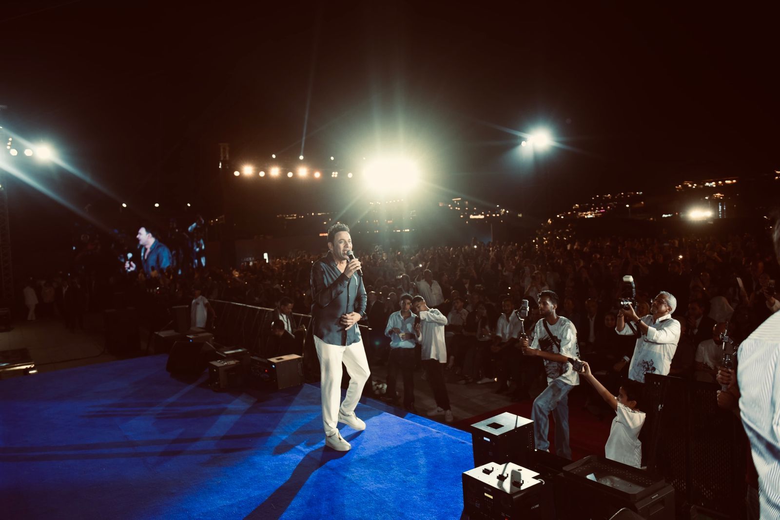 مصطفى قمر يتألق فى حفل غنائى كامل العدد ومى فاروق والعمروسى بين الجمهور