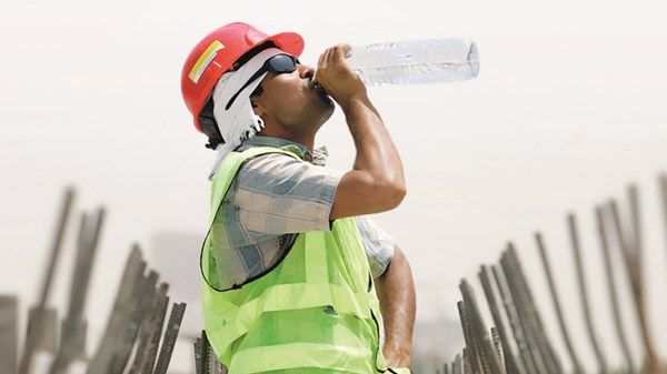 «الموارد البشرية»: 5 التزامات على المنشآت لحماية العمال من الإجهاد الحراري