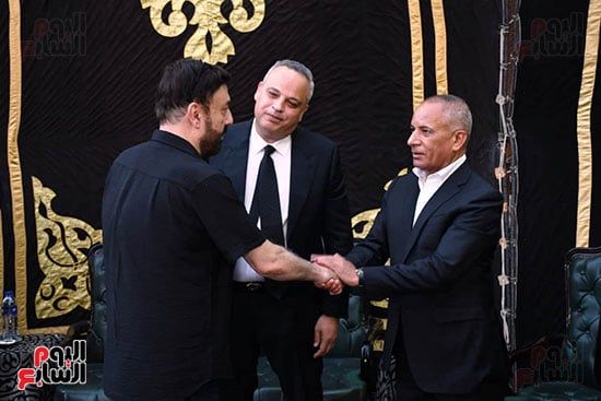 تامر عبد المنعم يستقبل عزاء والده.. زينة وخالد سرحان وأحمد موسى أول الحضور