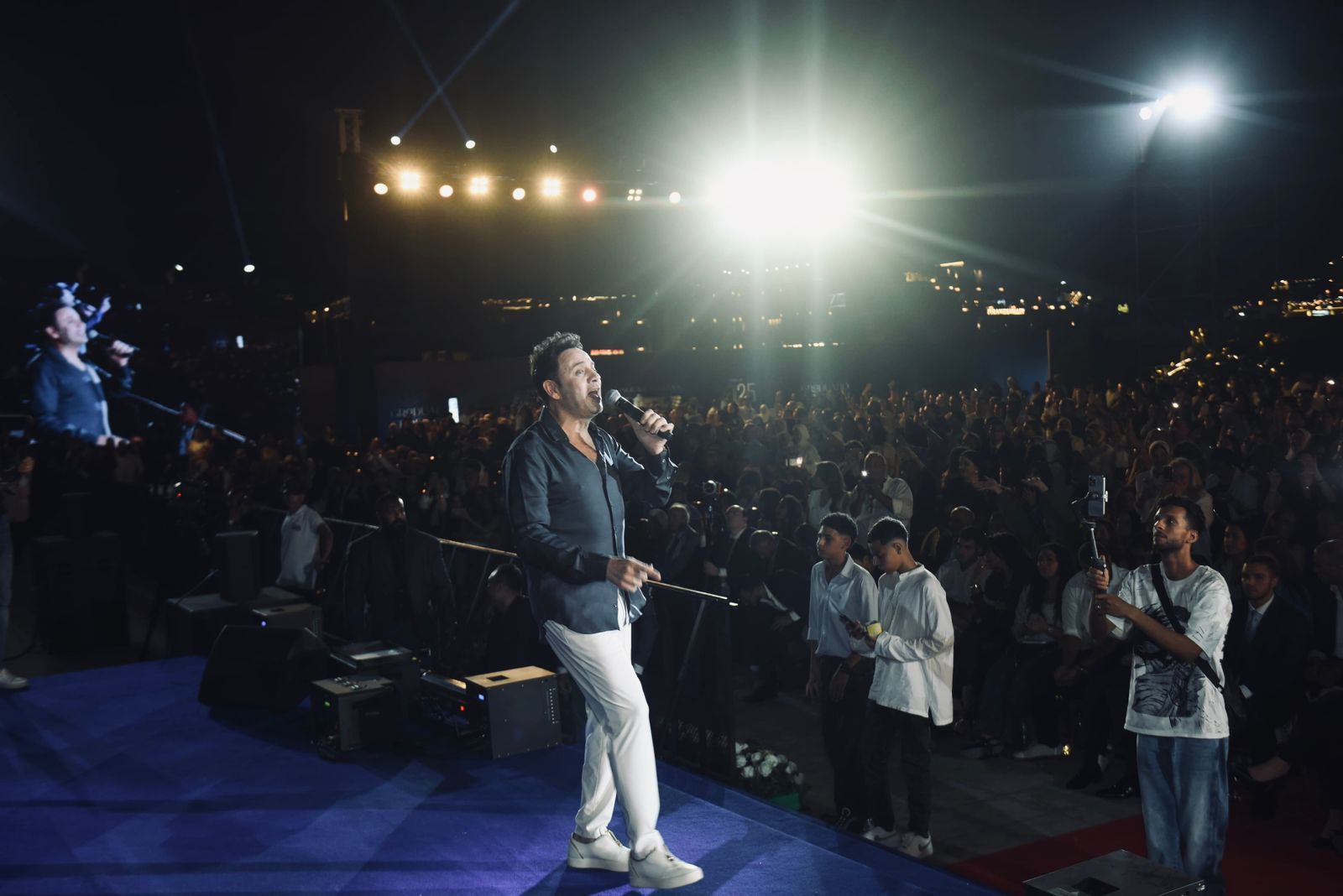 مصطفى قمر يتألق فى حفل غنائى كامل العدد ومى فاروق والعمروسى بين الجمهور