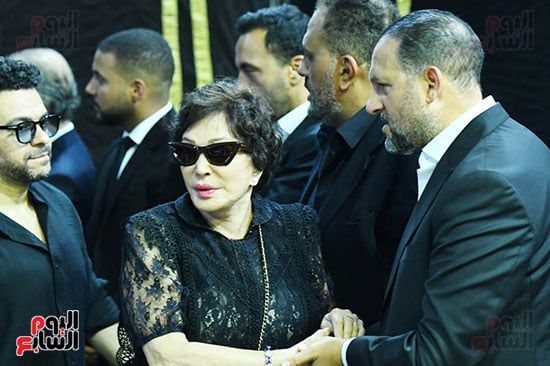 تامر عبد المنعم يستقبل عزاء والده.. زينة وخالد سرحان وأحمد موسى أول الحضور