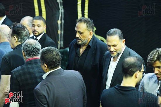 تامر عبد المنعم يستقبل عزاء والده.. زينة وخالد سرحان وأحمد موسى أول الحضور