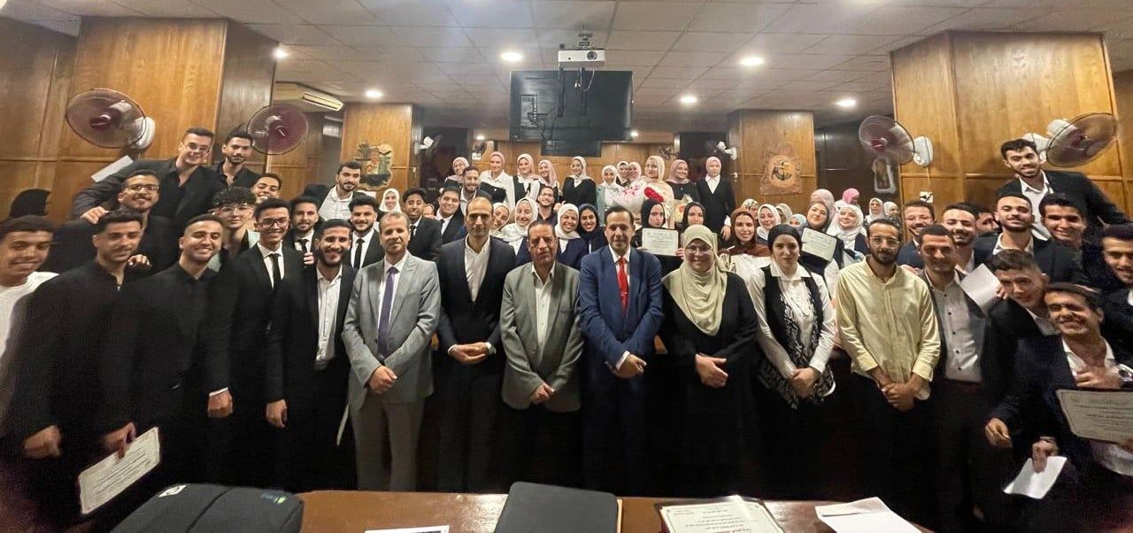 محمد ثروت يناقش مشروعات تخرج طلاب قسم الصحافة بجامعة المنوفية.. صور