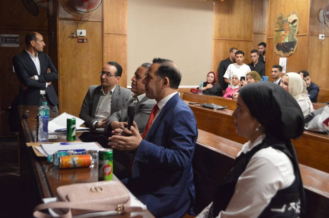 محمد ثروت يناقش مشروعات تخرج طلاب قسم الصحافة بجامعة المنوفية.. صور