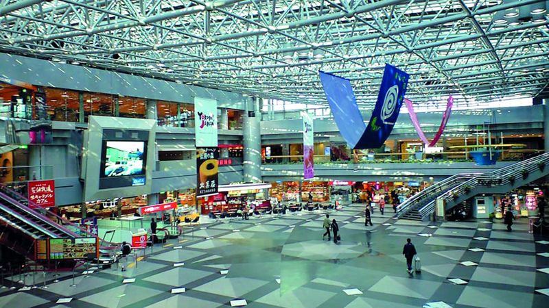 الامارات | دبّ يتسبب في إغلاق مطار ياباني وإلغاء رحلات جوية