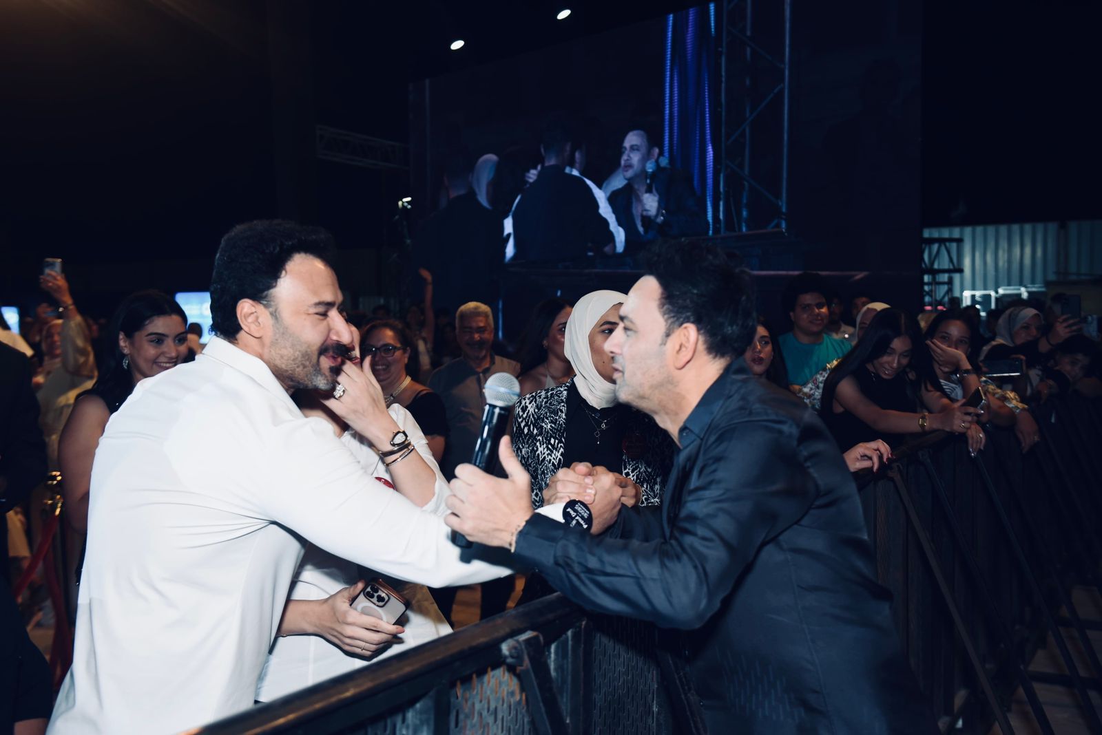 مصطفى قمر يتألق فى حفل غنائى كامل العدد ومى فاروق والعمروسى بين الجمهور