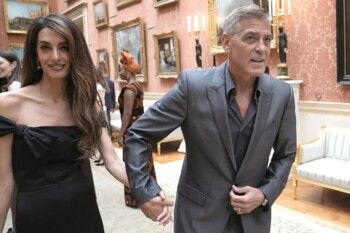 الإبتسامة على الوجوه خلال لقاء جورج وأمل كلوني مع الملك تشارلز الثالث