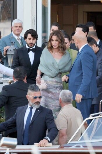 الملكة رانيا والأميرة رجوة شديدتا الأناقة في زفاف جيف بيزوس