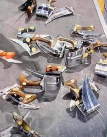 تحذيرات للمسافرين بعدم حملها...مطارات دولة عربية تُتلف الجنبية اليمنية "صور"