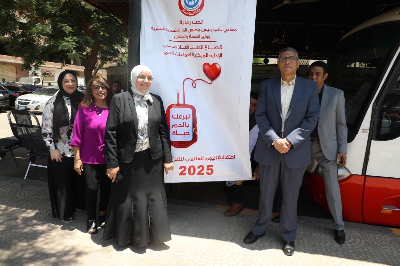 محافظ الجيزة يتبرع بالدم.. ويؤكد: واجب إنسانى وصورة من صور التكافل الاجتماعى.. صور