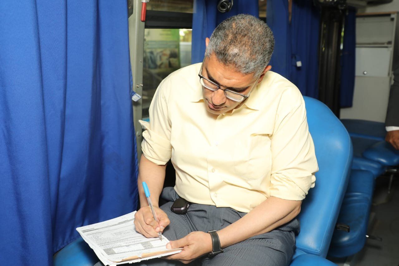 محافظ الجيزة يتبرع بالدم.. ويؤكد: واجب إنسانى وصورة من صور التكافل الاجتماعى.. صور