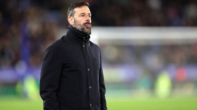 الامارات | ليستر ينفصل عن فان نيستلروي بعد الهبوط