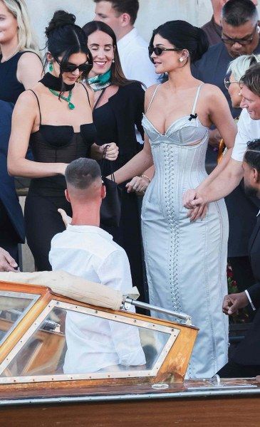 كايلي جينر في زفاف جيف بيزوس.. فهل أثار فستانها غضب العروس لورين سانشيز؟