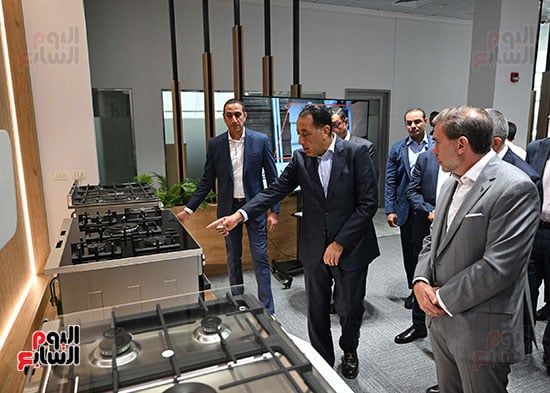 رئيس الوزراء يفتتح مصنعا للأجهزة المنزلية ومستودعا لإحدى الشركات الرائدة بأفريقيا