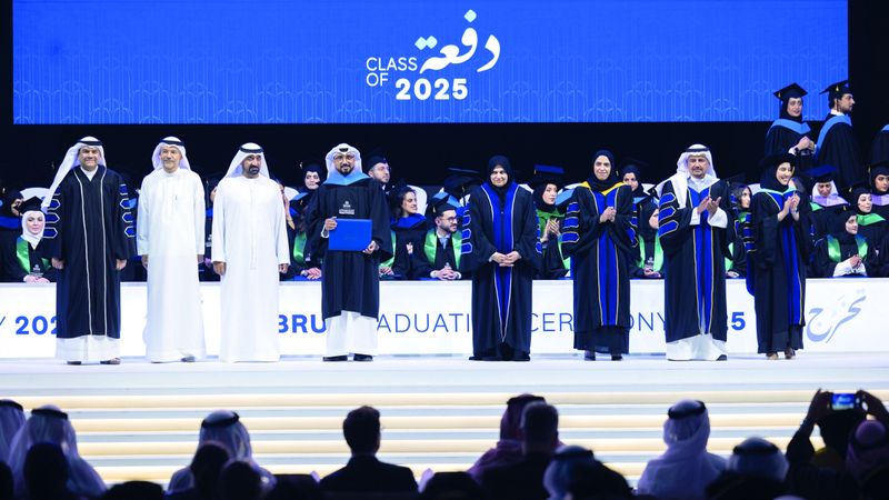 الامارات | أحمد بن سعيد يشهد حفل تخريج طلبة جامعة محمد بن راشد للطب والعلوم الصحية   